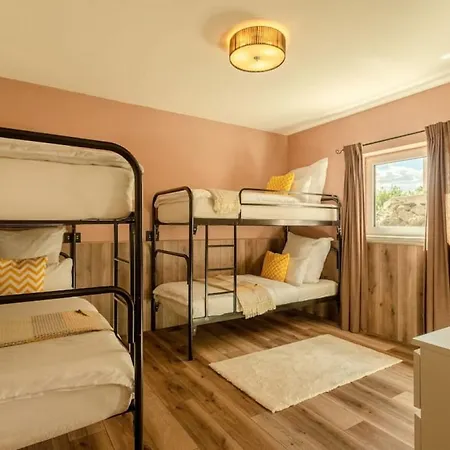 Villa Spacious Sauna Hot Tub Pool Patio Bbq