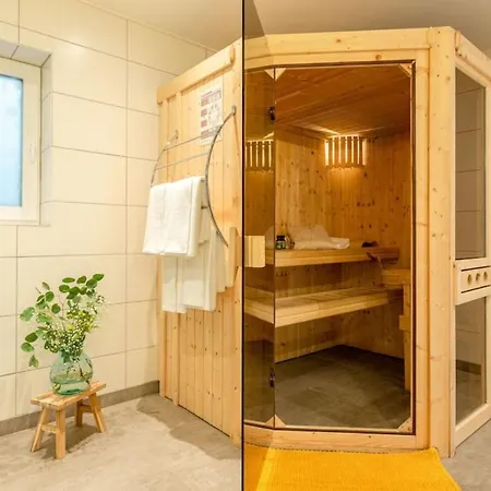 Spacious Sauna Hot Tub Pool Patio Bbq *