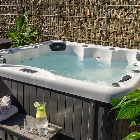 Spacious Sauna Hot Tub Pool Patio Bbq