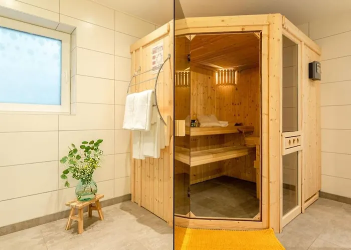 Spacious Sauna Hot Tub Pool Patio Bbq *