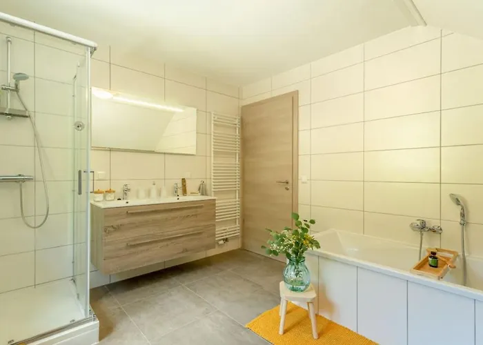 Villa Spacious Sauna Hot Tub Pool Patio Bbq *