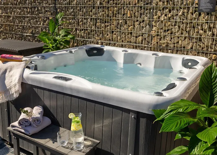 Spacious Sauna Hot Tub Pool Patio Bbq